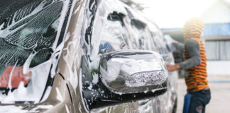 Mycie samochodu zimą – jak to zrobić, aby nie uszkodzić lakieru